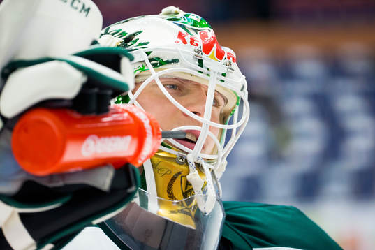 Färjestads målvakt Fredrik Pettersson Wentzel släcker