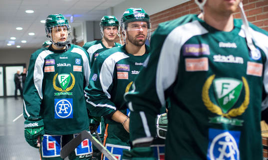 Färjestads Milan Gulas och Joel Eriksson Ek på väg ut