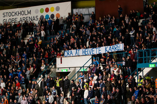 En banderoll med texten "Dra åt helvete Kaarel!"