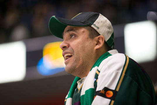 En glad Färjestadssupporter på läktaren