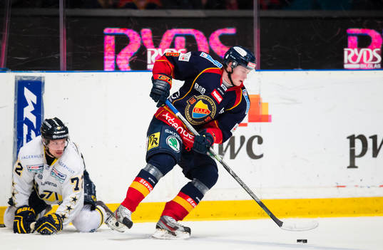Djurgårdens Michael Holmqvist och en liggande Patrik