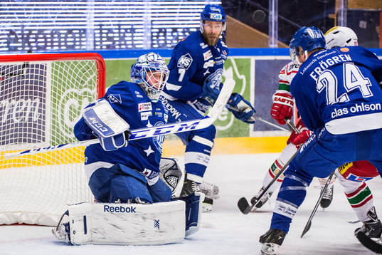 Högt flygande puck ovanför Leksands målvakt Oscar