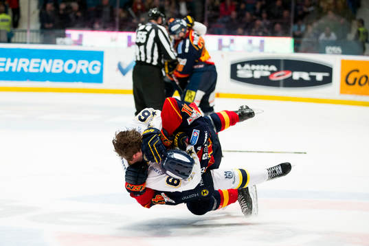 Djurgårdens Alexander Falk och Christoffer Törngren slåss