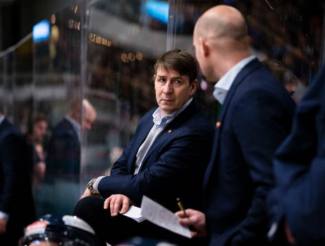 Djurgårdens tränare Hans Särkijärvi  diskuterar med