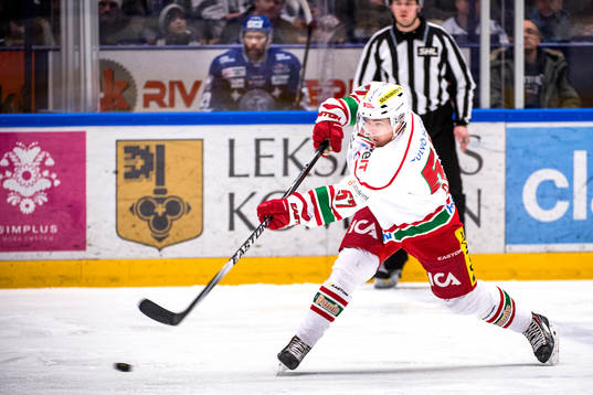 Modos Emil Djuse avlossar ett skott