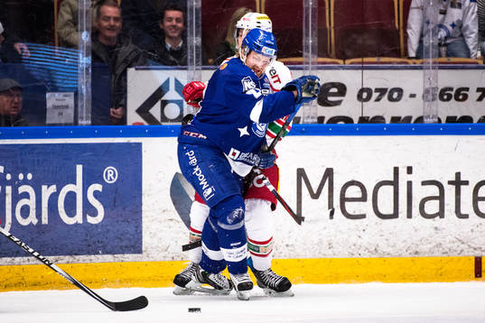 Leksands Mattias Ritola krockar med en Modos-spelare