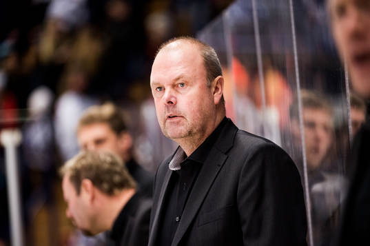 Modos huvudtränare Per-Erik Johnsson deppar