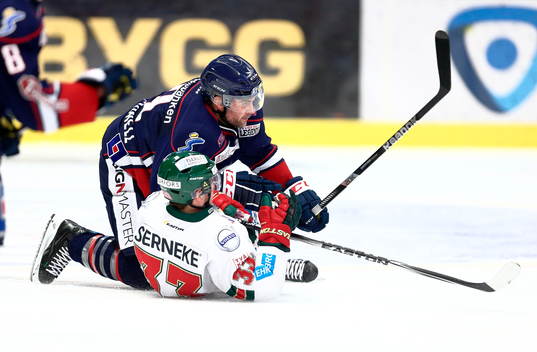 Linköpings Jeff Taffeoch Frölundas Elias Fälth
