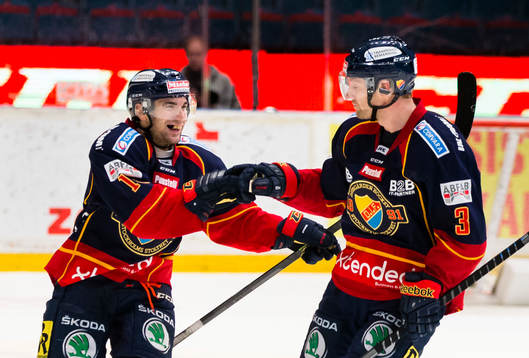 Djurgårdens Steve Saviano gör 5-2 och gratuleras  av