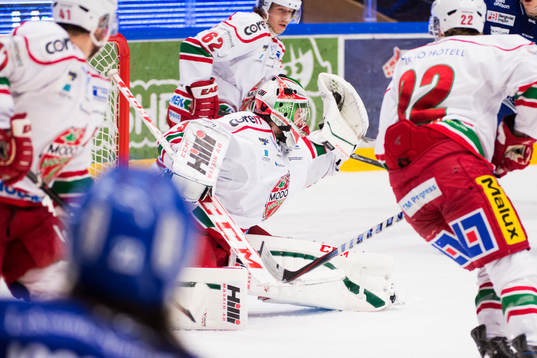 Adam Reideborn, målvakt i Modo, räddar skott