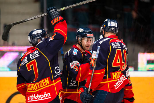 Djurgårdens Marcus Nilson gör 2-0 och gratuleras  av