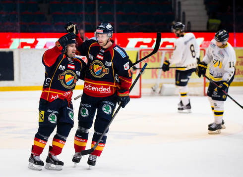 Djurgårdens Steve Saviano gör 5-2 och gratuleras  av