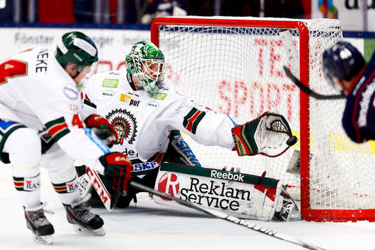Linköpings Broc Little skjuter in 2-2 bakom Frölundas