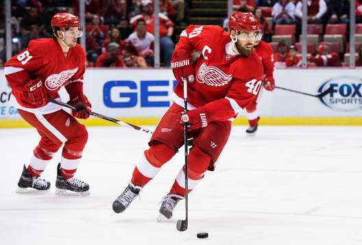 Detroits Henrik Zetterberg (t h)under ishockeymatchen i NHL