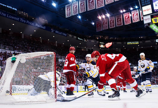 Detroits Henrik Zetterberg skjuter in 4-3 bakom Buffalos