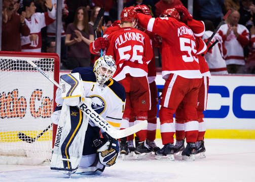 Buffalos målvakt Jhonas Enroth deppar när Detroits