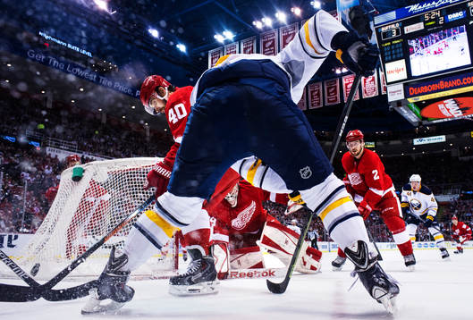 Detroits Henrik Zetterberg kämpar om pucken mot Buffalos