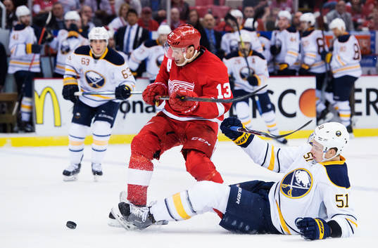 Detroits Pavel Datsyuk stoppas Buffalos Nikita Zadorov