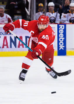 Detroits Henrik Zetterberg passar pucken