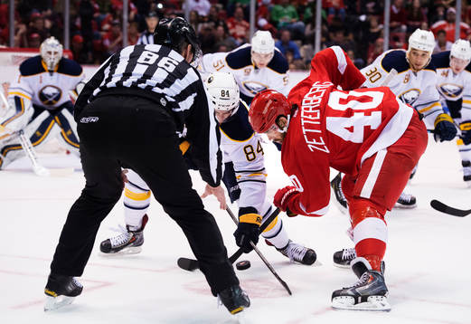 Buffalos Philip Varone tekar mot Detroits Henrik Zetterberg