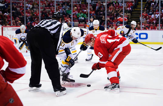 Buffalos Torrey Mitchell tekar mot Detroits Pavel Datsyuk