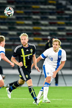 Sveriges Johan Larsson och Finlands Teemu Pukki