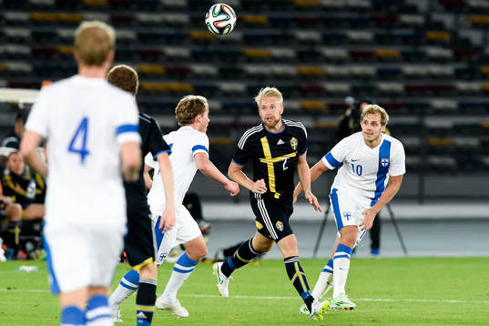 Sveriges Johan Larsson och Finlands Teemu Pukkiunder