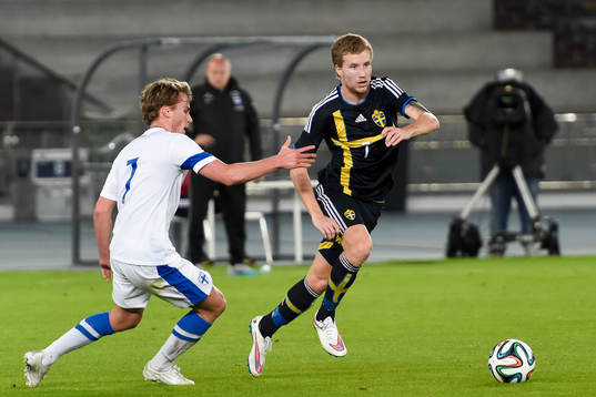 Sveriges Simon Gustafson går förbi Finlands Rasmus
