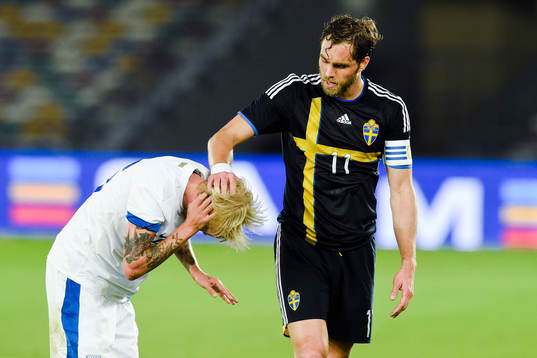 Sveriges Johan Elmander klappar om Finlands Toni Kolehmainen