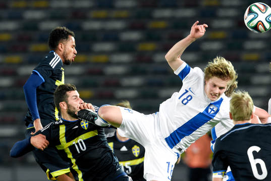 Sveriges Simon Lundevall och Mikael Ishak och Finlands Jere