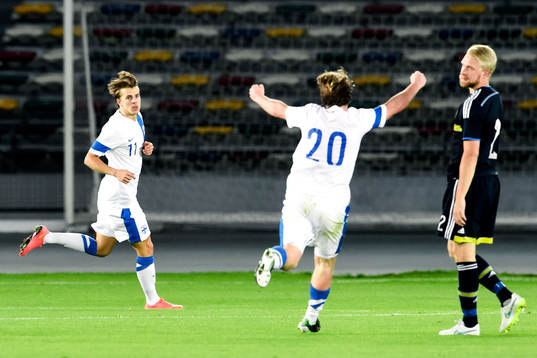 Finlands Roope Riski jublar
