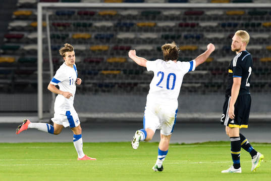Finlands Roope Riski jublar
