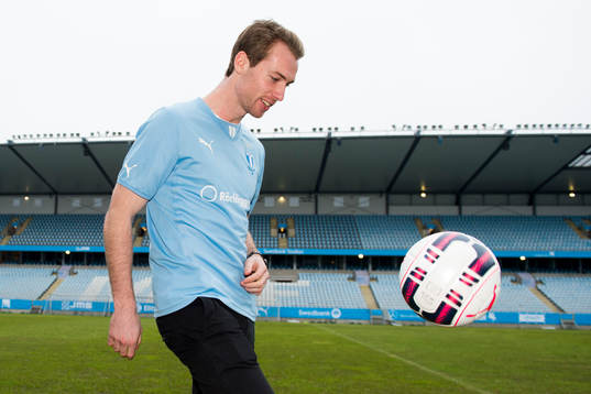 Malmö FFs nyförvärv Jo Inge Berget trixar med en boll