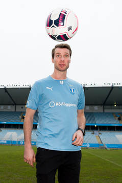 Malmö FFs nyförvärv Jo Inge Berget trixar med en boll