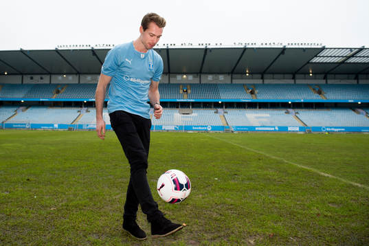 Malmö FFs nyförvärv Jo Inge Berget trixar med en boll