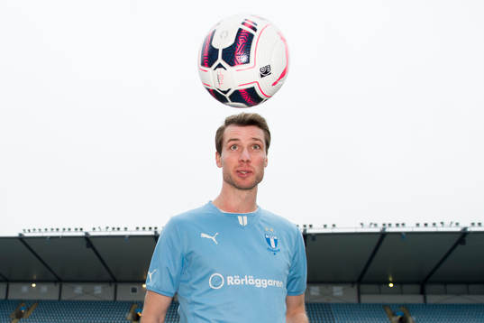 Malmö FFs nyförvärv Jo Inge Berget trixar med en boll