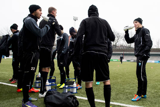 Malmö FFs Amin Nazari (tv) och Pawel Cibicki (th) dricker