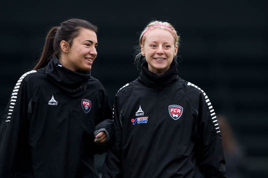 Rosengårds målvakt Zecira Musovic och Amanda Ilestedt