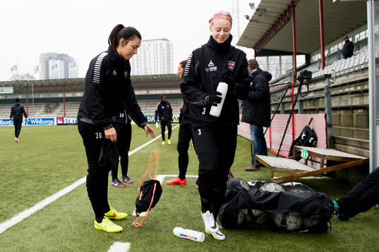 Rosengårds målvakt Zecira Musovic och Amanda Ilestedt