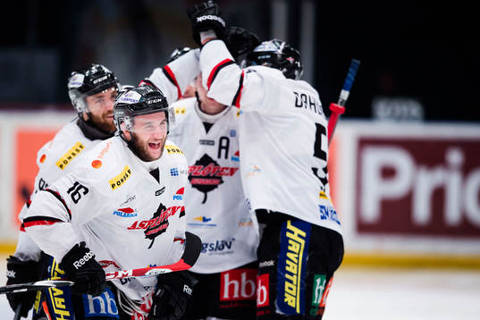 Asplövens John Henrion (vänd mot kameran) jublar