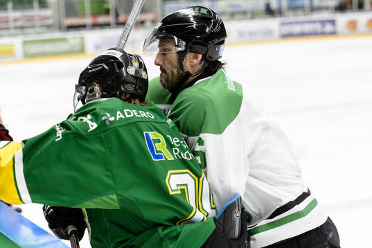 Björklövens Lucas Sandström från en tackling av Rögles