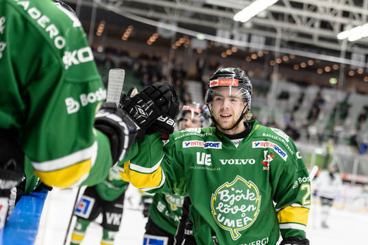 Björklövens Viktor Ekeståhl-Jonsson firar med båset