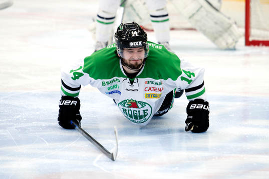 Rögles Jordan Smotherman täckte ett skott och fick ont