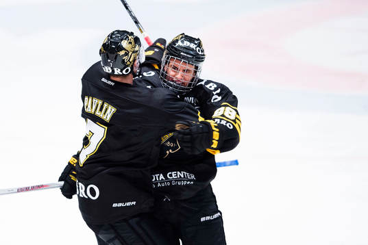 s Oliver Kylington (th) gör 1-1 och jublar med Ziga Pavlin