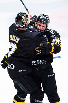 s Oliver Kylington (th) gör 1-1 och jublar med Ziga Pavlin