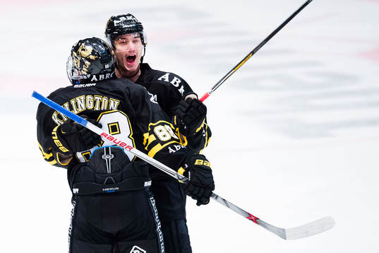 s Oliver Kylington (tv) gör 1-1 och jublar med Ziga Pavlin