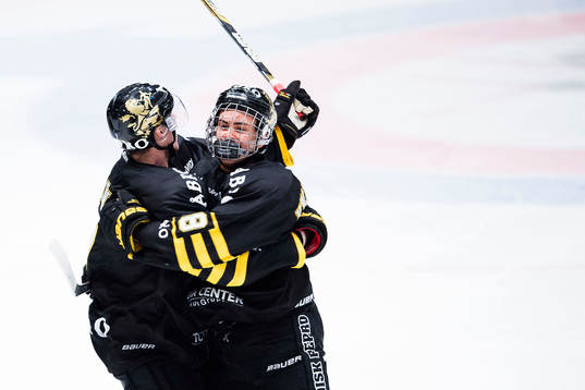 s Oliver Kylington (th) gör 1-1 och jublar med Ziga Pavlin