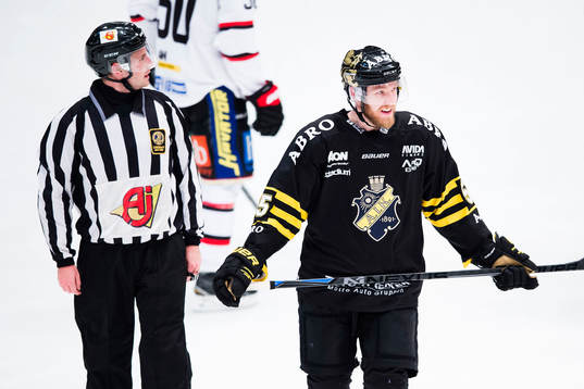 s Nils Bäckström håller inte med linjedomaren