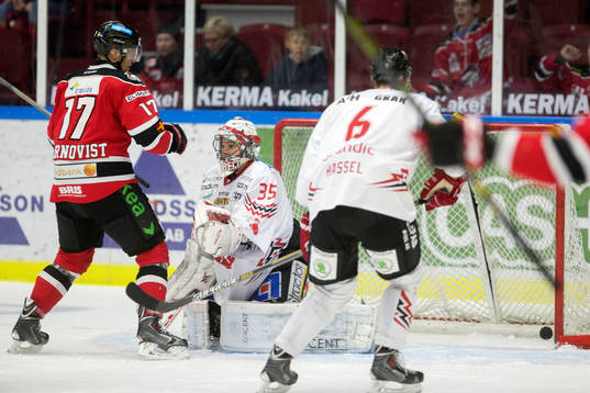 Malmö Redhawks Jens Olsson skjuter från långt håll in