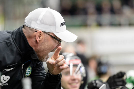 Björklövens tränare Mats Waltin ger instruktioner